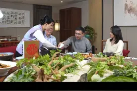 饭局倒酒的四大细节，助你在职场应酬中不失礼！#三颗葱 #饭局 #人际交往 #饭局攻略视频封面