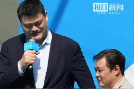 2米26姚明与1米83范志毅罕见同框，网友笑称“范大将军也有小鸟依人的一天”视频封面
