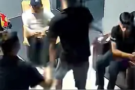 7月27日（采访）山东泰安 姐姐夜晚独自回家害怕，于是打电话逗弟弟，弟弟听到姐姐的哭声，信以为真，立马带着朋友们冲出去找姐姐，网友：这一刻瞬间感受到了来自弟弟的底气。（@尚水御足（东关小区店）  @猴弟汽车美容 ）