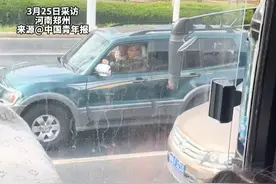 幼儿园萌娃春游偶遇兵哥哥，狂喊“帅哥”惹对方害羞 拍摄者：她们看到军装觉得帅没控制住视频封面