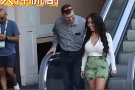恶搞：辣妹在电梯上放屁，路人会是什么反应呢？ 恶搞视频封面