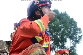 连续搜救36小时后短暂休整 救援人员干嚼方便面维持体力 #消防 #榆中暴雨 #救援现场