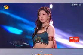 #赵露思胡旋舞转在心巴上  偶遇丝绸之路上的舞女#赵露思  ，露思的胡旋舞惊艳全场，特别的舞台将会描述怎样神秘的故事，一起来探索吧！#湖南卫视跨年晚会 #抖音跨年嘉年华视频封面