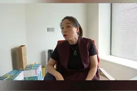 【赚大钱的APP（七）】红色的“艾兴合”APP里显示，平台的开发者和运营者，都是上海沃购供应链管理有限公司。汪女士表示，“上海沃购”目前已经更名为“浙江沃购”。记者在企业信息公开平台上，没有查到这条变更信息。但汪女士的微信个人简介显示，她“从事惜艾集团6年了，是经营者，又是见证者，更是受益者”。“受益者”后面，还写了个叹号。#1818黄金眼 #浙江dou知道 #媒体精选计划 #APP #长辈