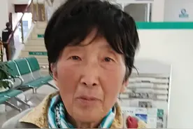 荆州市寻人：七旬老太失联，戴假发，背白色小包，高1米52图片