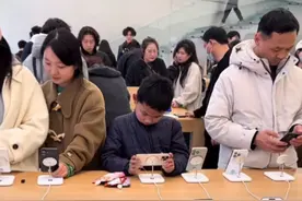 小孩哥在手机店超专注打游戏 路人接力360度围拍  拍摄者：全场手机屏保都是他 
（编辑：罗钧栋 天骄 实习生 李思欣；审签：杰昌）视频封面
