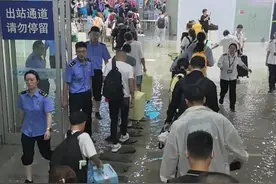 7月3日，#四川成都遭遇大暴雨 ，多地积水没过膝盖，市民们淌水回家。成都东站部分区域变成“水帘洞”，乘客踩着沙包进出站，工作人员及时清理积水淤泥、疏导人群。