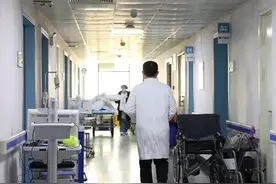 【医聊 | 丁飞：膝关节疼痛的原因及缓解方式】视频封面