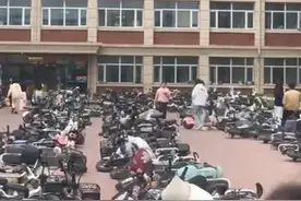 #河北开启防风模式电瓶车集体放倒  路灯被卸以防掉落 挖掘机死死压住板房 #大风 #天气 #河北dou知道视频封面