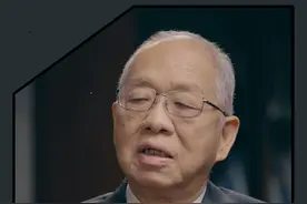丘成桐说，数学家不可被取代的地方，就是这个我们的想象力。因为想象能力和原创能力
对是人工智能很难的，人工智能只是把既有的知识和技能堆砌在一起。#春天开阅季  #大有学问  #杨澜  #丘成桐  #杨澜读书视频封面