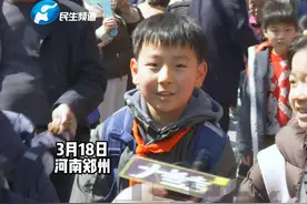 3月18日，河南郑州。给学生放“春秋假”，家长们沸腾了。中办国办印发文件，鼓励探索设置中小学春秋假。家长各抒己见：感觉会没时间陪孩子。视频封面