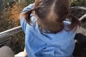 萌娃跟对面缆车乘客打招呼，每个招呼都得到暖心回应！视频封面
