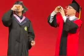 毕业典礼8秒吹瓶的院长 用可爱表情包回复请他喝啤酒的小子 “常回来看看”视频封面