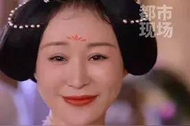 演员杨雨婷与房子斌领证22年已达“青铜婚”，发文表示“有一个人会陪你从校服到婚纱，从舞台灯光走向人间烟火”#杨雨婷  #杨雨婷房子斌  #青铜婚视频封面