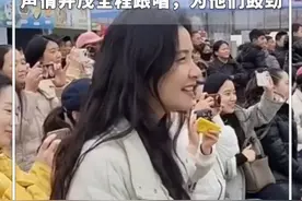 #每日分享  |这个老师满眼都是台上的学生！声情并茂全程跟唱，为他们鼓劲。网友：老师眼里有光，希望的光！#新华每日电讯视频封面