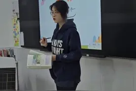 小学老师晚上对着空教室认真练习讲课。网友：致敬每一位努力奋斗的普通人视频封面
