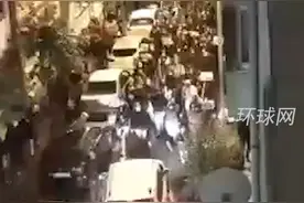 土耳其货币贬值，抗议者敲打锅碗瓢盆让总统“辞职”视频封面