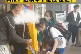 大妈捡到200元钱不肯归还，女孩下跪苦苦哀求，网友：这根本不是捡 是抢！视频封面
