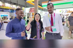 【太卷了！湖南“女膜王”六国语言随机切换】6月12日，第四届中国-非洲经贸博览会在长沙召开，53个非洲国家、11个国际组织、27个国内省区市和4700多家中非企业、商协会、金融机构等超3万人报名参会参展。在展馆中，身着瑶族服饰的全国劳模李洪梅，用英语、印地语、阿拉伯语等6种外语与外国人交流，现场展商直呼“本地人”。（央视网 孙帆）视频封面