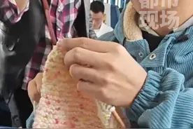 惹人羡慕！男孩在火车上给女朋友织围巾被围观，还有热心阿姨直接上手帮忙#温暖 #爱心 来源@Hhharina视频封面