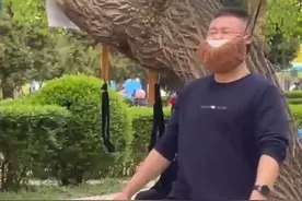 4月24日辽宁沈阳，大爷公园硬核锻炼看呆路人，目击者：大爷们很享受这种锻炼视频封面