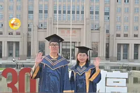 西安交通大学学位服上新啦，校友为西安交大捐赠3000万元，连续十年为毕业生送学位服#陕西dou知道 #陕西交通大学 @西安交通大学视频封面