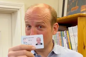 我这个外国人永久居留身份证马上就要升级换新卡了，别叫它绿卡了。据说以后叫它“五星卡”。#老外 #中国绿卡 #老外在中国 #老外真会玩 #身份证视频封面