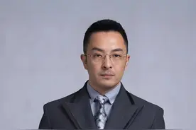 难怪大家都想当红，看《我是刑警》主演片酬曝光，才知实力派的差距也看流量
#于和伟 #富大龙 #马苏 #我是刑警 #李溪芮视频封面