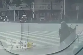 求生欲直接拉满 马上红灯 坐轮椅老人 手脚并用快速过马路（黄）#马路 #老人 #求生欲视频封面