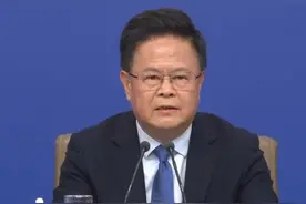 国家发展和改革委员会主任 郑栅洁：新能源汽车产量占全球比重超六成#2025全国两会 #经济主题记者会视频封面