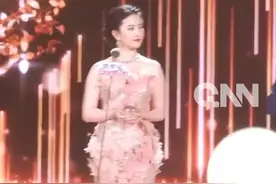 刘亦菲的男主们送来获奖祝福 刘亦菲获2025电视剧品质盛典年度卓越品质之星荣誉。卫视为刘亦菲获奖准备了惊喜VCR：刘亦菲出道多年来合作过的男主们录制视频齐送祝福，胡歌、黄晓明、彭冠英、霍建华......真心满满。
#刘亦菲  #胡歌  #黄晓明  #霍建华视频封面