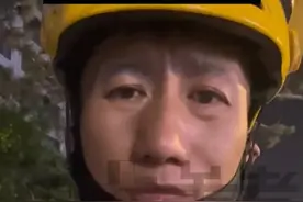 7月20日吉林长春， “扫完码后，银行里的钱没有了！”外卖小哥分享差点被骗的经历：小姑娘找他用现金换微信转账，“一排商家，一家都不去，只问路人”