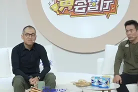 #黄健翔说韩国男足为不服兵役玩命 在10月5日的《老范说亚运》节目直播中，黄健翔说男足确实踢不过韩国，韩国人为了不服兵役玩儿了命了，而且把欧洲踢球的李刚仁、郑优营都拉回来，又赶上我们两个主力停赛、一个主力伤了打了半场就下了。2:0之后韩国看我们不在对抗，也就收官了，所以没打太多算是没崩盘，但实际上我们大家心里都有数，这个实力差距很大。#黄健翔会客厅 #燃情好物季视频封面