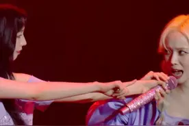 aespa：递麦‘啊’事件现场高清直拍..240629 唱到歌曲aenergy...