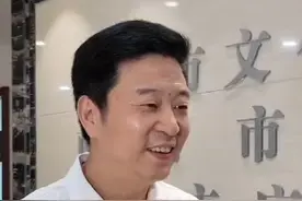 【跟着“苏超”游江苏：有票没票，都能玩转南京！南京文旅来推介】
自5月10日正式开赛，“苏超”这场以“全民参与+城市荣誉”为内核的赛事强势“破圈”，主客场规则让江苏十三个地市“你方唱罢我登场”，绿茵场上的激情角逐映照文化自信的生动注脚，各地纷纷立足自身文化底蕴和资源禀赋，抓住机遇用好赛事资源，以优质文旅供给激发公众参与热情。从“一场球”到“一座城”，今天，这封城市文旅“邀请函”，来自南京。到南京，怎么玩儿？南京市文旅局市场管理处处长楼钱良说，要让“苏超”门票发挥“巨大的能量”！