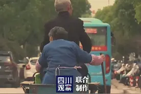 #被歌词我想你了戳到了  想念是在童年青石巷里摇晃的脚印，想念是家人早早备下的饭菜，想念是又去了你最爱逛的公园......明明是一首很暖的歌我怎么听哭了？#听完海来阿木唱的歌想家了 #抖音花朝会2025 #只要我记得你就没走远视频封面