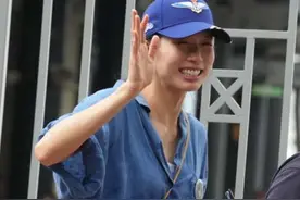 江旻憓参观山东舰，戴湛江舰帽与军人合照签名 #山东舰 #山东舰访港 #江旻憓