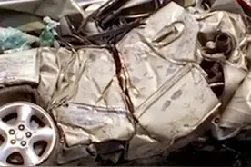 压扁的报废汽车里渗出恶臭液体，少女被挤压成饼支离破碎视频封面