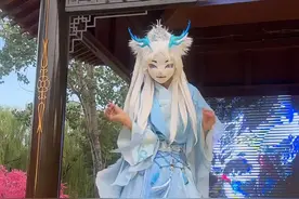 7月8日（发布时间），河南，被曝婚内出轨“榜一大姐”，#万岁山 景区NPC“#蓝狐狸 ”扮演者发文道歉：婚姻存续期间，违背了对家庭的忠诚与责任，犯下严重错误。万岁山景区客服表示，“蓝狐狸”的扮演者已被辞退。