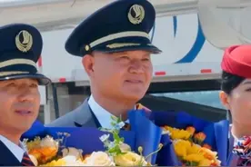 #山航机长的退休仪式有多暖  中国民航“功勋飞行员”张建民，安全飞行近3万小时，把两个儿子也培养成了优秀的机长。这场退休仪式感动满满。 #中国礼中国乐  第二季第四集“荣休礼”今天21：45锁定山东卫视视频封面