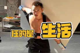 扛楼压的不是腰，压的是生活。 #一个努力搬砖的小伙子 #阿兴要当一千块的男人 #拖鞋战神阿兴视频封面
