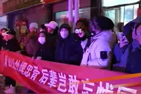 4月3日，宁夏固原，百里徒步任山河祭英烈，持续30年的“行走的思政课”，凌晨4点30分，《第一现场》记者在弘文中学门口看到，弘文中学徒步起点铁骑已就位，家长们在两边拉起了横幅。#胜利印记耀山河  #徒步百里祭英烈  #这里是固原  #六盘山下石榴红 @抖音短视频 @DOU+小助手视频封面