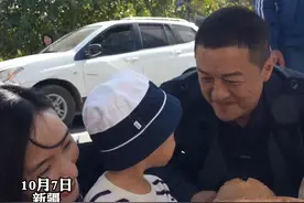 李亚鹏携家人回家乡，回新疆那不得出街买个馕回家吃，网友：无论人在何处还是忘不了家乡的味道。来源：@李亚鹏  （编辑：那尔阿提）视频封面