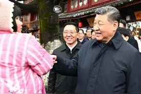 习近平：祝愿丽江人民的生活如同纳西族的“和”姓一样，幸福安康、和和美美。 （来源：央视新闻）视频封面