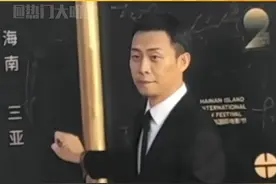 #张译签名时好绝  真的有人连签名都这么有感觉吗！最后那一笔真的帅到热热心里去了！#张译视频封面