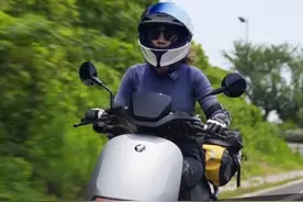 谁说电动车不能跑山的？ 电动车跑山可太棒了！尤其是骑着这台九号E300P MK2！兄弟们，你们的车可以像我这样高强度的跑山吗？ #曾姐教你骑车 #每天推荐好车  #曾姐与车  #曾姐车问 #曾姐环太湖1000里骑行视频封面