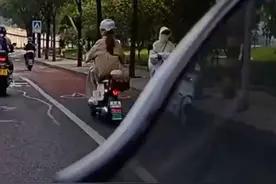 电动车从右侧左转，后车鸣笛提醒后方来车，女子继续左拐后被撞视频封面