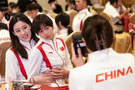 全红婵暖心给喜欢她的奶奶送花，走进澳门中联办，大合照站C位！视频封面