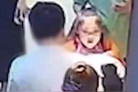 女子喝珍珠奶茶被卡险致命，11岁女孩用海姆立克法30秒救回 #海姆立克急救法 #珍珠奶茶 #正能量 （编辑：晓晓）