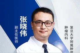 皮下脂肪瘤:常见问题小科普 脂肪瘤是一种良性皮下肿物,由脂肪细胞异常增生形成,并非单纯“脂肪堆积”。好发于躯干(胸、背、腹)、颈肩部和四肢近端(大腿、上臂),较少见于手脚或深部组织。30-50岁人群多见,男性略多。病因可能与遗传(如家族史)、局部代谢异常或轻微外伤刺激有关,肥胖并非直接诱因。
脂肪瘤生长缓慢,通常不痛不痒,仅在外观明显、压迫神经或影响活动时需手术切除。诊断通过触诊及超声检查即可,无症状者无需治疗。注意:若肿物短期迅速增大、变硬或伴疼痛,需及时就医排查恶性可能!#脂肪瘤 #抖出健康知识宝藏 #硬核健康科普行动 #健康科普 #肉瘤